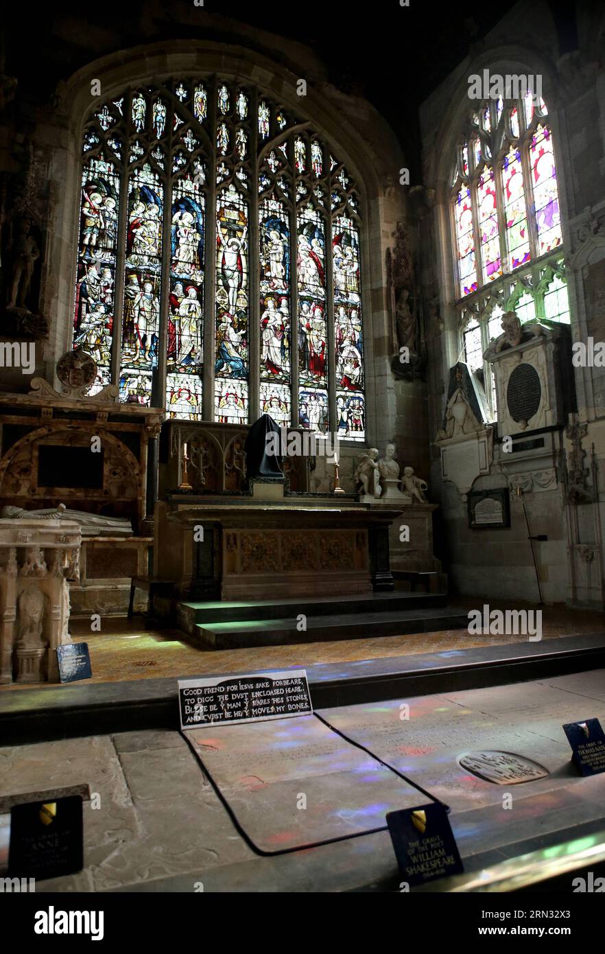 Photo taken on March 24, 2015 shows William Shakespeare s grave inside the Holy Trinity Church in Stratford-upon-Avon, Britain. Holy Trinity Church is famed for being the church where William Shakespeare was both baptised and buried. ) BRITAIN-STRATFORD-UPON-AVON-WILLIAM SHAKESPEARE-GRAVE HanxYan PUBLICATIONxNOTxINxCHN   Photo Taken ON March 24 2015 Shows William Shakespeare S Grave Inside The Holy Trinity Church in Stratford UPON Avon Britain Holy Trinity Church IS famed for Being The Church Where William Shakespeare what Both baptized and Buried Britain Stratford UPON Avon William Shakespear Stock Photo