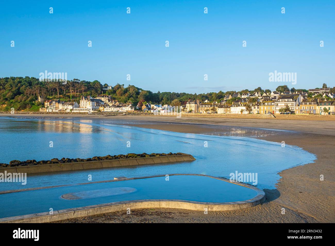 Binic beach hi-res stock photography and images - Alamy