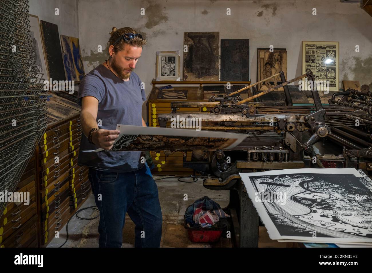 France, Herault, Sete, Atelier DPJ, publisher and art printer, woodcut, printing of woodcut on letterpress press Miehle from 1911 Stock Photo