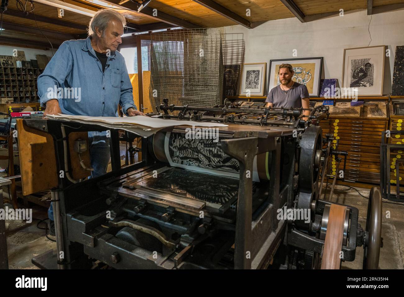 France, Herault, Sete, Atelier DPJ, publisher and art printer, woodcut, printing of woodcut on letterpress press Miehle from 1911 Stock Photo