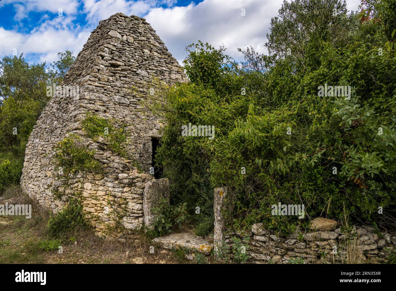 France, Gard, Uzès, capitelle, dry stone hut formerly used as a temporary shelter for small owners, their tools and their agricultural products in the scrubland Stock Photo