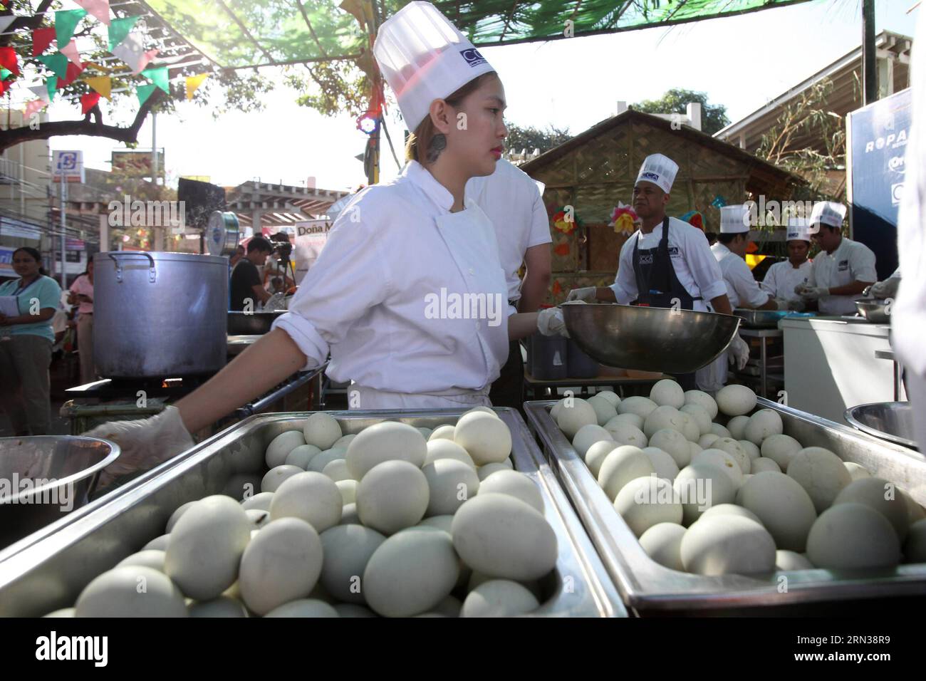 (150410) -- PATEROS MUNICIPALITY, April 10, 2015 -- Chefs prepare hard-boiled duck eggs, locally known as balut , as they attempt to make a Guinness World Record for the largest serving of balut in Pateros Municipality, the Philippines, April 10, 2015. The eggs were cooked into a Balut Adobo which weighed a total of 117.5 kilograms, successfully setting a new Guinness World Record. )(lmz) PHILIPPINES-PATEROS MUNICIPALITY-GUINNESS-LARGEST SERVING OF BALUT RouellexUmali PUBLICATIONxNOTxINxCHN   Municipality April 10 2015 Chiefs prepare Hard Boiled Duck Eggs Locally known As Balut As They  to Mak Stock Photo