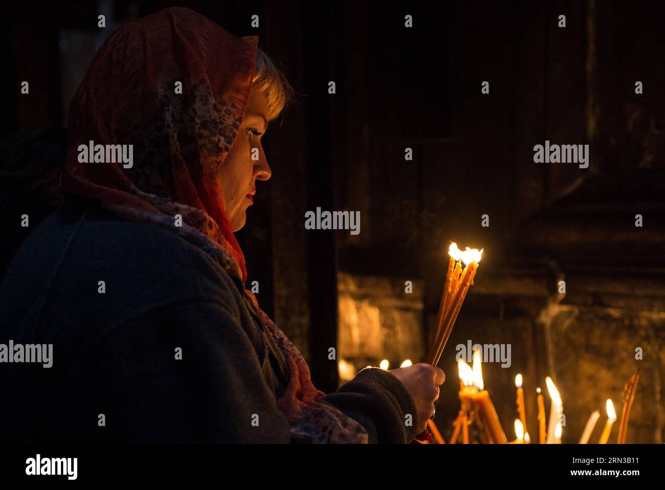 AKTUELLES ZEITGESCHEHEN Orthodoxes Osterfest: Das heilige Feuer in der Grabeskirche in Jerusalem A worshipper holds candles as she takes part in the Orthodox Christian Holy Fire ceremony at the Church of the Holy Sepulchre in the Old City of Jerusalem, on April 11, 2015.  MIDEASTJERUSALEMORTHODOX CHRISTIANITYHOLY FIRECEREMONY lixrui PUBLICATIONxNOTxINxCHN   News Current events Orthodox Easter festival the Saints Fire in the Holy Sepulchre in Jerusalem a worshiper holds Candles As She Takes Part in The Orthodox Christian Holy Fire Ceremony AT The Church of The Holy Sepulchre in The Old City of Stock Photo