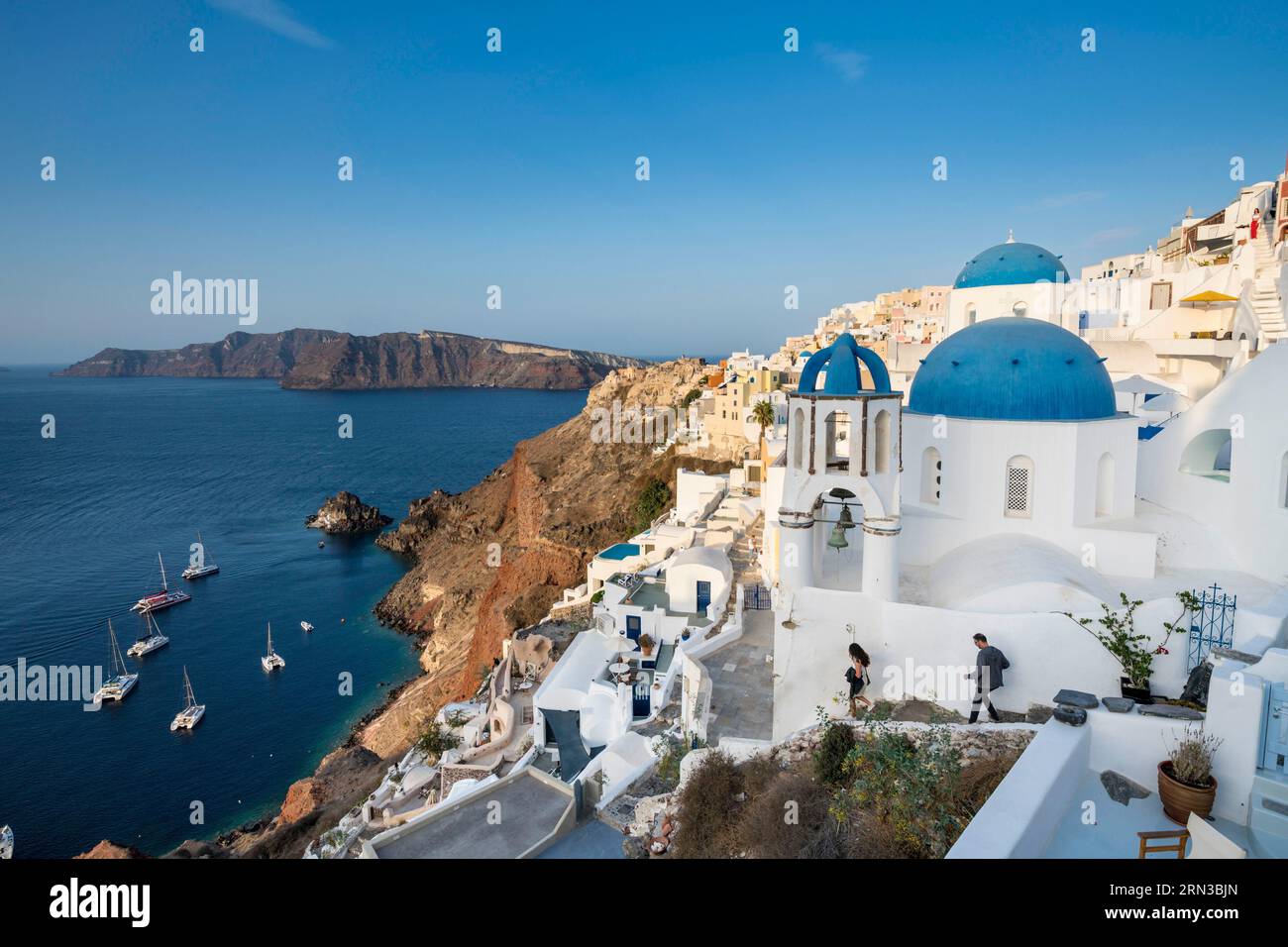 gr-ce-cyclades-archipelago-santorin-island-oia-village-stock-photo