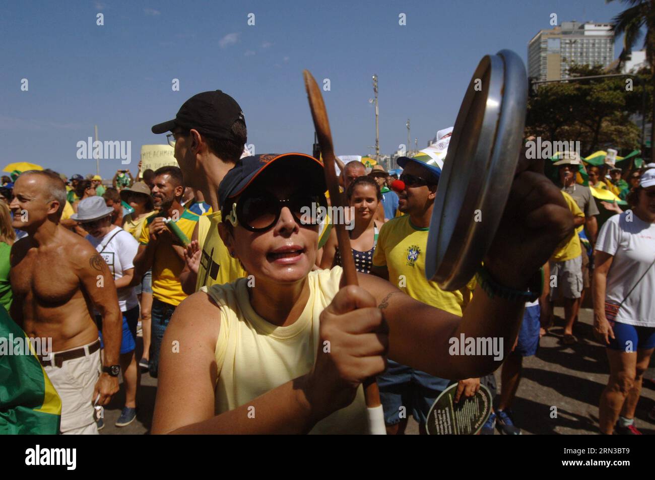 (150412) -- RIO DE JANEIRO, April 12, 2015 -- People take part in a demonstration against the government of Brazilian President Dilma Rousseff after allegations of corruption in the state oil company Petrobras in Rio de Janeiro, Brazil, on April 12, 2015. Alessandro Buzas/AGENCIA ESTADO) (jp) BRAZIL OUT BRAZIL-SAO PAULO-SOCIETY-DEMOSTRATION e AE PUBLICATIONxNOTxINxCHN   Rio de Janeiro April 12 2015 Celebrities Take Part in a Demonstration against The Government of Brazilian President Dilma Rousseff After allegations of Corruption in The State Oil Company Petrobras in Rio de Janeiro Brazil ON A Stock Photo