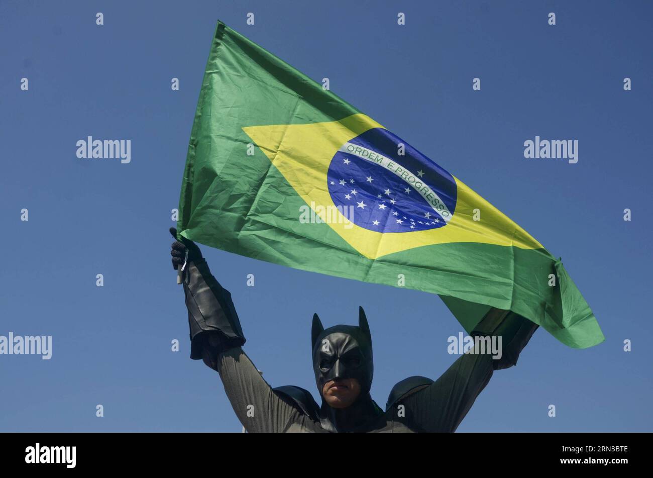 (150412) -- RIO DE JANEIRO, April 12, 2015 -- A man impersonating batman holds Brazil s national flag during a demonstration against the government of Brazilian President Dilma Rousseff after allegations of corruption in the state oil company Petrobras in Rio de Janeiro, Brazil, on April 12, 2015. Marcelo Fonseca/AGENCIA ESTADO) (jp) BRAZIL OUT BRAZIL-SAO PAULO-SOCIETY-DEMOSTRATION e AE PUBLICATIONxNOTxINxCHN   Rio de Janeiro April 12 2015 a Man impersonating Batman holds Brazil S National Flag during a Demonstration against The Government of Brazilian President Dilma Rousseff After allegation Stock Photo