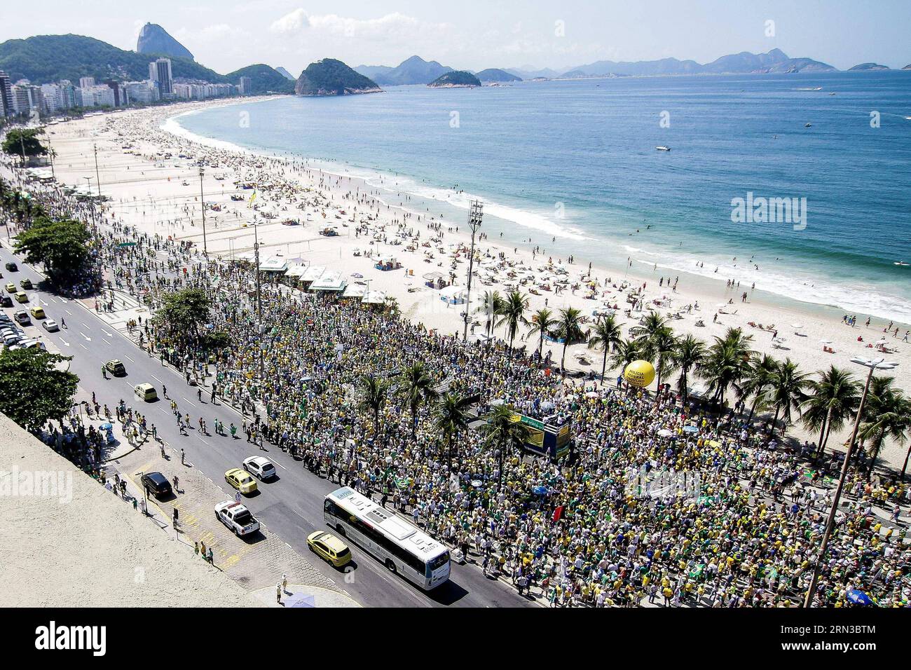 (150412) -- RIO DE JANEIRO, April 12, 2015 -- People gather during a demonstration against the government of Brazilian President Dilma Rousseff after allegations of corruption in the state oil company Petrobras in Rio de Janeiro, Brazil, on April 12, 2015. Rudy Trindade/AGENCIA ESTADO) (jp) BRAZIL OUT BRAZIL-SAO PAULO-SOCIETY-DEMOSTRATION e AE PUBLICATIONxNOTxINxCHN   Rio de Janeiro April 12 2015 Celebrities gather during a Demonstration against The Government of Brazilian President Dilma Rousseff After allegations of Corruption in The State Oil Company Petrobras in Rio de Janeiro Brazil ON Ap Stock Photo