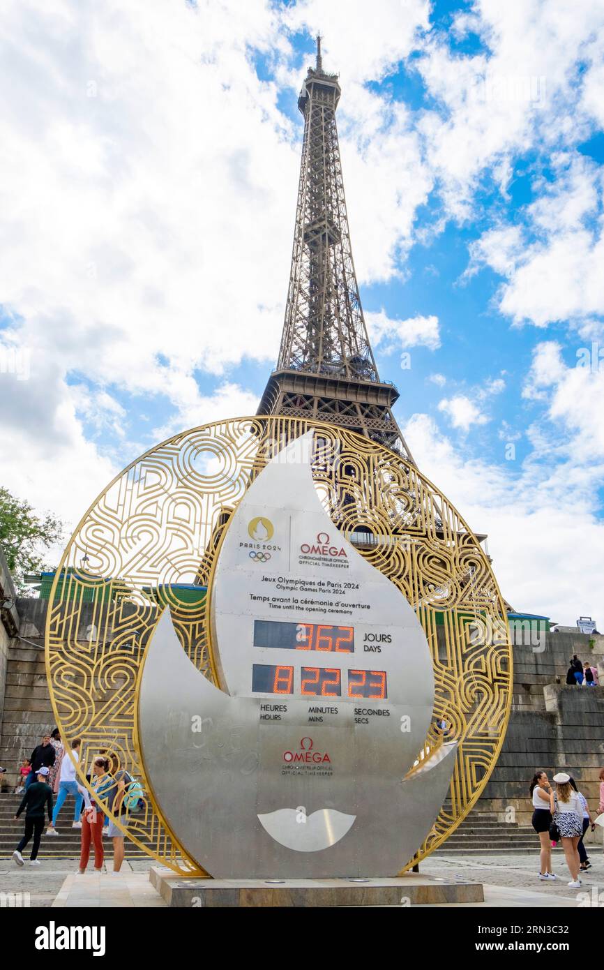France, Paris, giant clock for the countdown to the 2024 Paris Olympic Games Stock Photo