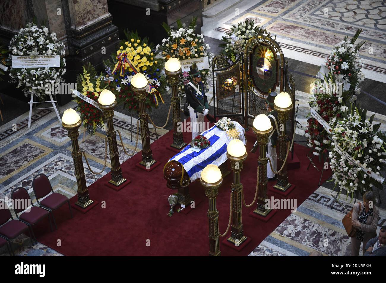 (150414) -- MONTEVIDEO, April 14, 2015 -- Members of an honor guard watch over the coffin of Uruguayan writer Eduardo Galeano in the Lost Steps Hall of the Legislative Palace in Montevideo, capital of Uruguay, on April 14, 2015. Uruguayan leftist writer Eduardo Galeano, author of the seminal book Open Veins of Latin America, died Monday in Montevideo at the age of 74. Nicolas Celaya) (da) URUGUAY-MONTEVIDEO-CULTURE-EDUARDO GALEANO e NICOLASxCELAYA PUBLICATIONxNOTxINxCHN   Montevideo April 14 2015 Members of to HONOR Guard Watch Over The Coffin of Uruguayan Writer Eduardo Galeano in The Lost St Stock Photo