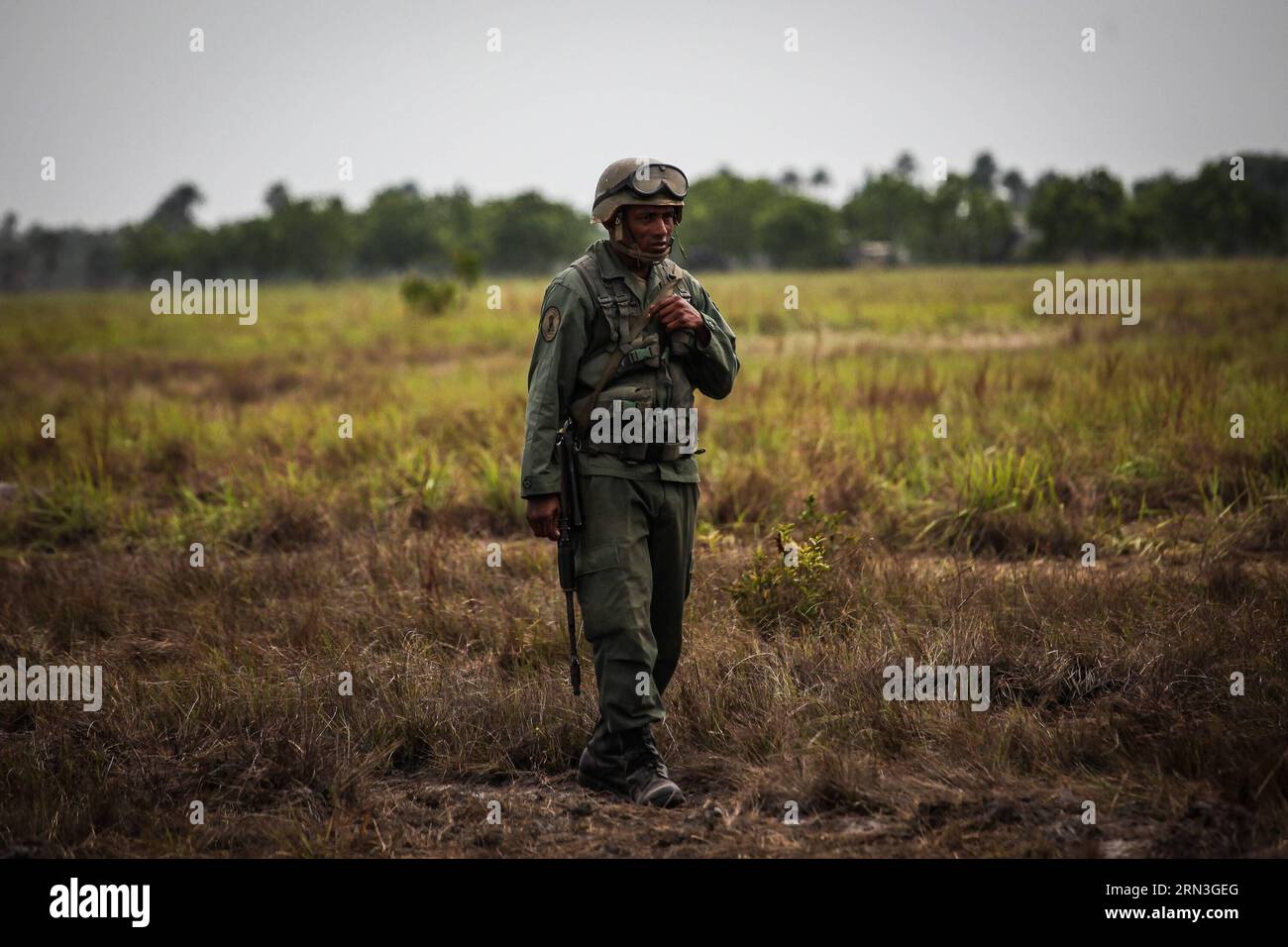 (150415) -- APURE, April 15, 2015 -- A member of the Bolivarian Armed National Force (FANB) takes part in the military exercise 2015 Sovereign Shield in San Carlos del Meta, Apure state, Venezuela, on April 15, 2015. The FANB held a military exercise of antiaircraft artillery drill 2015 Sovereign Shield with the participation of 480 military members, according to local press. Boris Vergara) (azp) VENEZUELA-APURE-MILITARY-EXERCISE e BorisxVergara PUBLICATIONxNOTxINxCHN   April 15 2015 a member of The Bolivarian Armed National Force  Takes Part in The Military EXERCISE 2015 Sovereign Shield in S Stock Photo