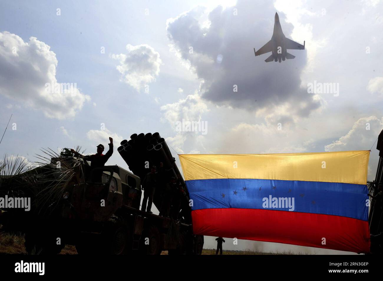 (150415) -- APURE, April 15, 2015 -- A member of the Bolivarian Armed National Force (FANB) takes part in the military exercise 2015 Sovereign Shield in San Carlos del Meta, Apure state, Venezuela, on April 15, 2015. The FANB held a military exercise of antiaircraft artillery drill 2015 Sovereign Shield with the participation of 480 military members, according to local press. Gregorio Teran/AVN) (azp) VENEZUELA-APURE-MILITARY-EXERCISE e AVN PUBLICATIONxNOTxINxCHN   April 15 2015 a member of The Bolivarian Armed National Force  Takes Part in The Military EXERCISE 2015 Sovereign Shield in San Ca Stock Photo