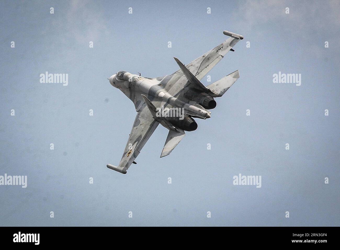 (150415) -- APURE, April 15, 2015 -- A Sukhoi SU30 jet fighter of the Bolivarian Armed National Force (FANB) takes part in the military exercise 2015 Sovereign Shield in San Carlos del Meta, Apure state, Venezuela, on April 15, 2015. The FANB held a military exercise of antiaircraft artillery drill 2015 Sovereign Shield with the participation of 480 military members, according to local press. Boris Vergara) (azp) VENEZUELA-APURE-MILITARY-EXERCISE e BorisxVergara PUBLICATIONxNOTxINxCHN   April 15 2015 a Sukhoi SU30 Jet Fighter of The Bolivarian Armed National Force  Takes Part in The Military E Stock Photo