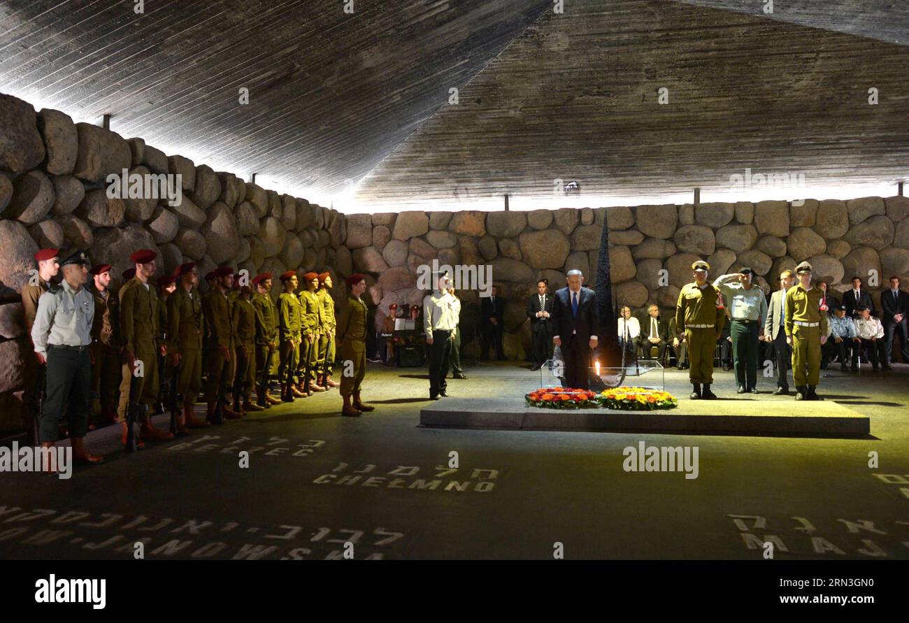 (150416) -- JERUSALEM, April 16, 2015 -- Israeli Prime Minister Benjamin Netanyahu (C) mourns after laying a wreath for holocaust victims during the Holocaust Remembrance Day at the Yad Vashem Holocaust Memorial Museum in Jerusalem, on April 16, 2015. From Wednesday sunset to Thursday, Israel officially commemorated the genocide of six million Jews by Nazi Germany during the World War II. GPO/) (djj) MIDEAST-JERUSALEM-HOLOCAUST REMEMBRANCE DAY AmosxBenxGershom PUBLICATIONxNOTxINxCHN   Jerusalem April 16 2015 Israeli Prime Ministers Benjamin Netanyahu C  After Laying a  for Holocaust Victims du Stock Photo