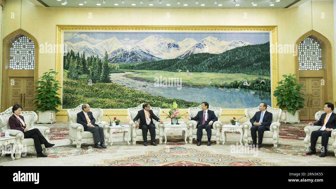 (150420) -- BEIJING, April 20, 2015 -- Chinese Vice President Li Yuanchao (3rd R) meets with a delegation of Hong Kong New Territories Association of Societies (NTAS) led by Leung Che-cheung, head of the NTAS, in Beijing, capital of China, April 20, 2015. ) (mp) CHINA-BEIJING-LI YUANCHAO-HONG KONG DELEGATION-MEETING (CN) HuangxJingwen PUBLICATIONxNOTxINxCHN   Beijing April 20 2015 Chinese Vice President left Yuan Chao 3rd r Meets With a Delegation of Hong Kong New Territories Association of Societies  Led by Leung CHE Cheung Head of The  in Beijing Capital of China April 20 2015 MP China Beiji Stock Photo