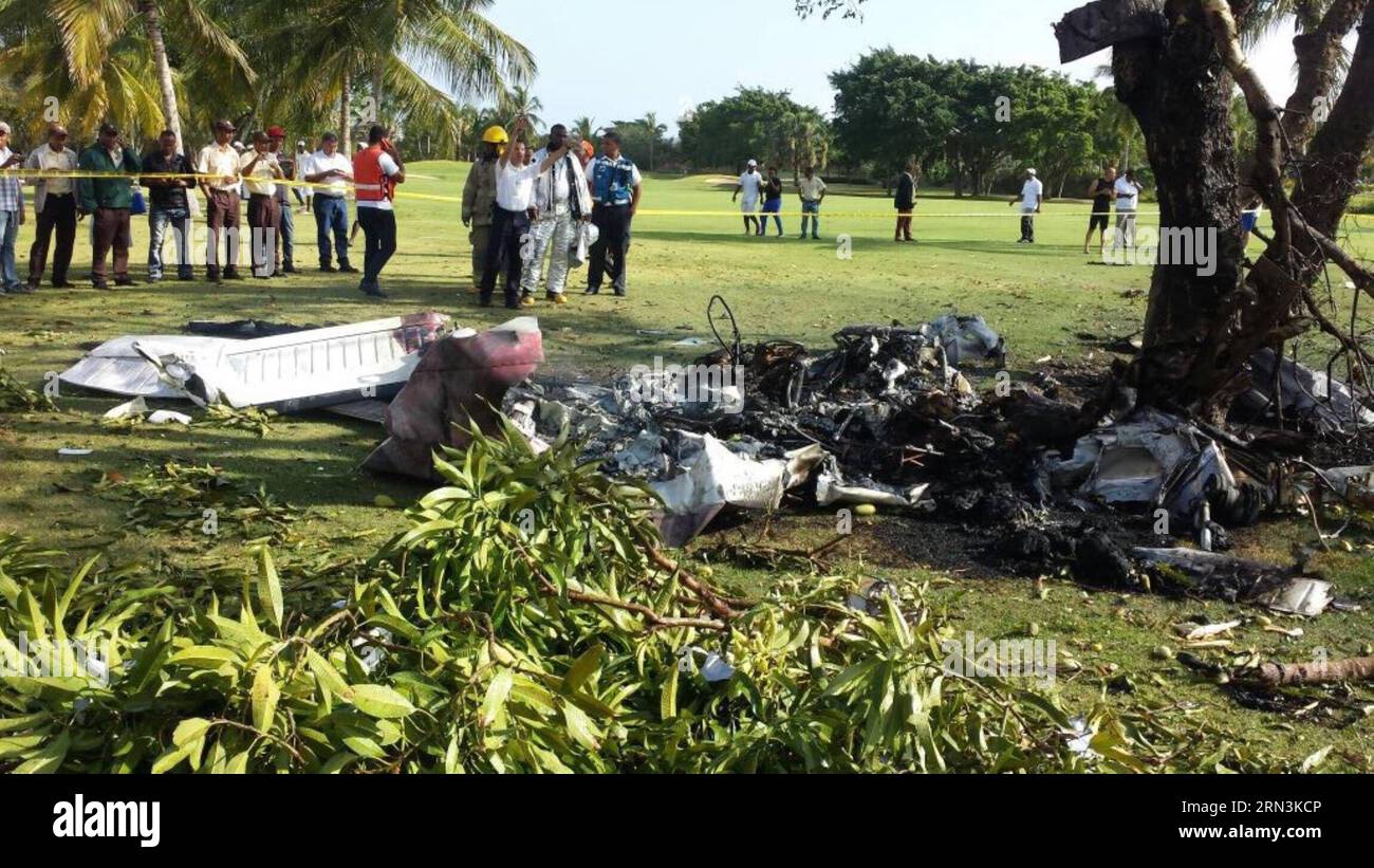 (150421) -- PUNTA CANA, April 20, 2015 -- Image provided by , taken with a mobile phone, of people gathering in the place of the accident of a plane, in Punta Cana, Dominican Republic, on April 20, 2015. Four Spanish and two British tourists died in the accident of a plane that occurred on Monday in Dominican Republic, local authorities confirmed. The accident happened after 08:00, local hour, when the type PA-32 plane, registration number HI-957, precipitated to the ground and caught fire, close to a residential zone of the touristic locality of Punta Cana, leaving no survivors. ) (da) DOMINI Stock Photo