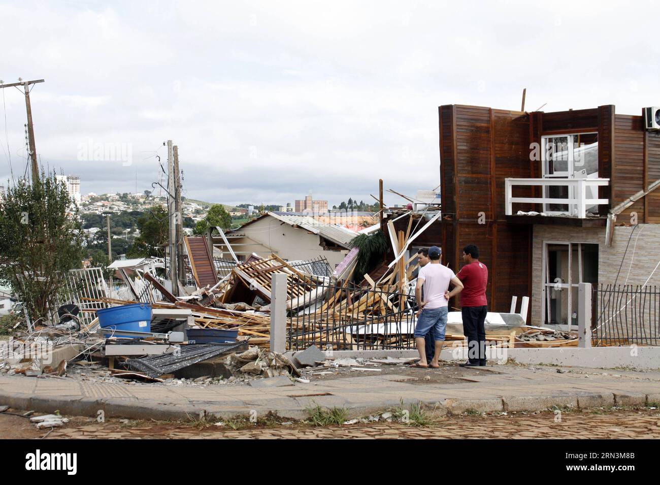 (150421) -- XANXERE, April 21, 2015 -- People watch the debris of a house that was destroyed due to the passing of a tornado in Xanxere municipality, Santa Catarina state, Brazil, on April 21, 2015. Rodrigo Vargas/Raw Image/AGENCIA ESTADO) (da) BRAZIL OUT BRAZIL-XANXERE-ENVIRONMENT-TORNADO e AE PUBLICATIONxNOTxINxCHN   April 21 2015 Celebrities Watch The debris of a House Thatcher what destroyed Due to The passing of a Tornado in  Municipality Santa Catarina State Brazil ON April 21 2015 Rodrigo Vargas Raw Image Agencia Estado there Brazil out Brazil  Environment Tornado e AE PUBLICATIONxNOTxI Stock Photo
