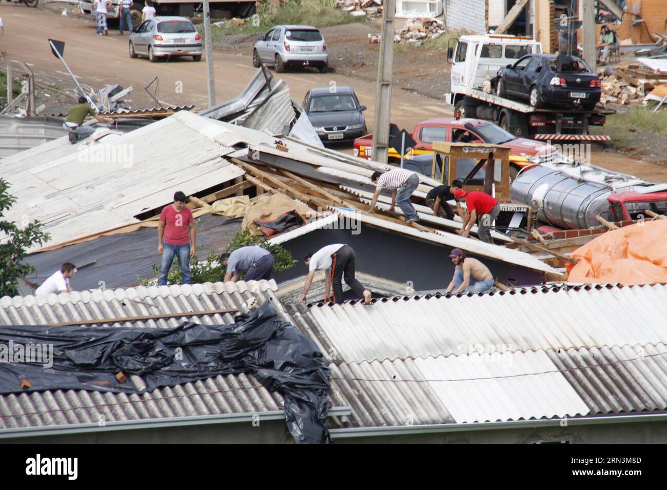 (150421) -- XANXERE, April 21, 2015 -- People repair a building that was damaged due to the passing of a tornado in Xanxere municipality, Santa Catarina state, Brazil, on April 21, 2015. Rodrigo Vargas/Raw Image/AGENCIA ESTADO) (da) BRAZIL OUT BRAZIL-XANXERE-ENVIRONMENT-TORNADO e AE PUBLICATIONxNOTxINxCHN   April 21 2015 Celebrities Repair a Building Thatcher what damaged Due to The passing of a Tornado in  Municipality Santa Catarina State Brazil ON April 21 2015 Rodrigo Vargas Raw Image Agencia Estado there Brazil out Brazil  Environment Tornado e AE PUBLICATIONxNOTxINxCHN Stock Photo