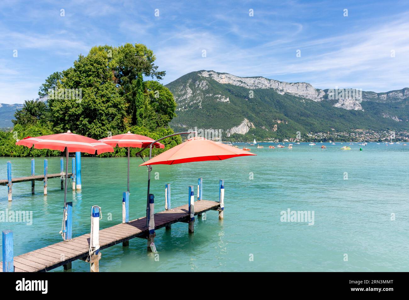 Boats on Lake Annecy (Lac d'Annecy), Annecy, Haute-Savoie, Auvergne-Rhône-Alpes, France Stock Photo