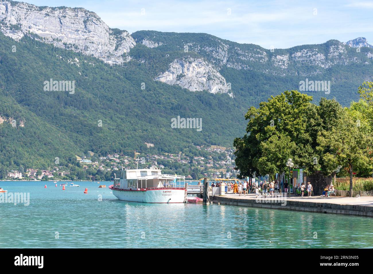 Boats on Lake Annecy (Lac d'Annecy), Annecy, Haute-Savoie, Auvergne-Rhône-Alpes, France Stock Photo