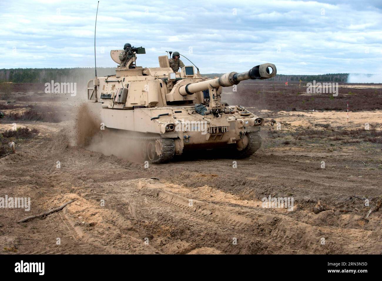 (150422) -- VILNIUS, April 22, 2015 -- A self-propelled howitzer is seen during the Flaming Thunder 2015 international artillery drill in Pabrade, Lithuania, on April 22, 2015. The two-week long Flaming Thunder 2015 international artillery drill kicked off on April 13, attracting Lithuania, the United States, Portugal and Poland. ) LITHUANIA-PABRADE-ARTILLERY DRILL AlfredasxPliadis PUBLICATIONxNOTxINxCHN   Vilnius April 22 2015 a Self Propelled Howitzer IS Lakes during The Flaming Thunder 2015 International Artillery Drill in  Lithuania ON April 22 2015 The Two Week Long Flaming Thunder 2015 I Stock Photo