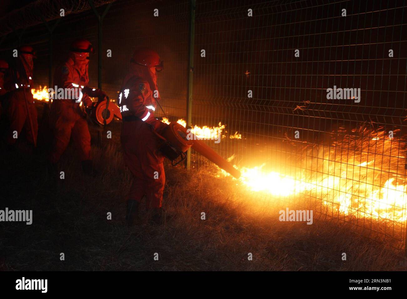 MANZHOULI, April 22, 2015 () -- Firefighters try to extinguish fire approaching the border of China and Russia in Manzhouli City, north China s Inner Mongolia Autonomous Region, April 22, 2015. A fire stretching 40 kilometers long from a Russian pasture approached the border city Manzhouli on Wednesday afternoon, posing a threat to residents living in the Donghu district of the city. A firefighter detachment have extinguished all flames within Chinese border by the midnight. () (lfj) CHINA-INNER MONGOLIA-RUSSIA-FIRE (CN) Xinhua PUBLICATIONxNOTxINxCHN   Manzhouli April 22 2015 Firefighters Try Stock Photo