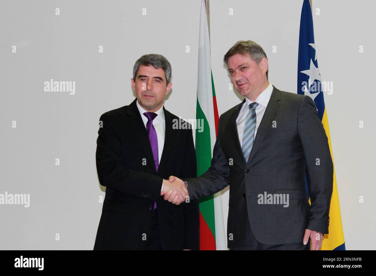 (150423) -- SARAJEVO, April 23, 2015 -- Chairman of the Council of Ministers of Bosnia and Herzegovina (BiH) Denis Zvizdic (R) shakes hands with visiting Bulgarian President Rosen Plevneliev in Sarajevo, BiH, on April 23, 2015. Bulgarian President Rosen Plevneliev arrived in Sarajevo Wednesday for a two-day state visit. ) BOSNIA AND HERZEGOVINA-SARAJEVO-BULGARIA-VISIT HarisxMemija PUBLICATIONxNOTxINxCHN   Sarajevo April 23 2015 Chairman of The Council of Minister of Bosnia and Herzegovina BIH Denis  r Shakes Hands With Visiting Bulgarian President Roses  in Sarajevo BIH ON April 23 2015 Bulgar Stock Photo