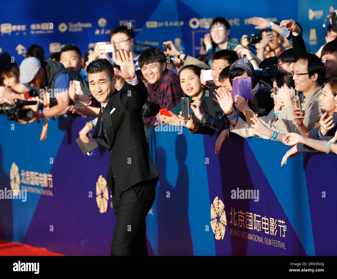 (150423) -- BEIJING, April 23, 2015 -- South Korean actor Choi Siwon of the movie Helios waves to the crowd as he walks the red carpet during the closing ceremony of the fifth Beijing International Film Festival (BJIFF) in Beijing, capital of China, April 23, 2015. The BJIFF closed here on Thursday. ) (mp) CHINA-BEIJING-FILM FESTIVAL-CLOSING (CN) ShenxBohan PUBLICATIONxNOTxINxCHN   Beijing April 23 2015 South Korean Actor Choi  of The Movie Helios Waves to The Crowd As he Walks The Red Carpet during The CLOSING Ceremony of The Fifth Beijing International Film Festival  in Beijing Capital of Ch Stock Photo