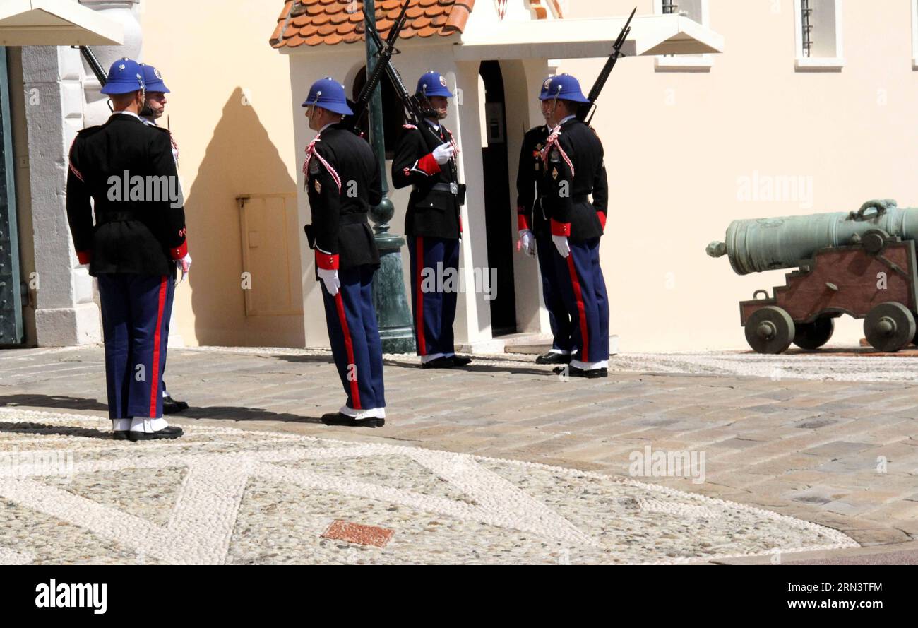 (150426) -- MONACO, April 26, 2015 -- Photo taken on April 23, 2015 shows the guard changing ceremony on the Palace Square of Monaco. The traditional guard changing ceremony of Monaco is held at 11:55 a.m. on the Palace Square everyday. ) MONACO-GUARD CHANGING CEREMONY ZhengxBin PUBLICATIONxNOTxINxCHN   Monaco April 26 2015 Photo Taken ON April 23 2015 Shows The Guard Changing Ceremony ON The Palace Square of Monaco The Traditional Guard Changing Ceremony of Monaco IS Hero AT 11 55 a M ON The Palace Square everyday Monaco Guard Changing Ceremony  PUBLICATIONxNOTxINxCHN Stock Photo