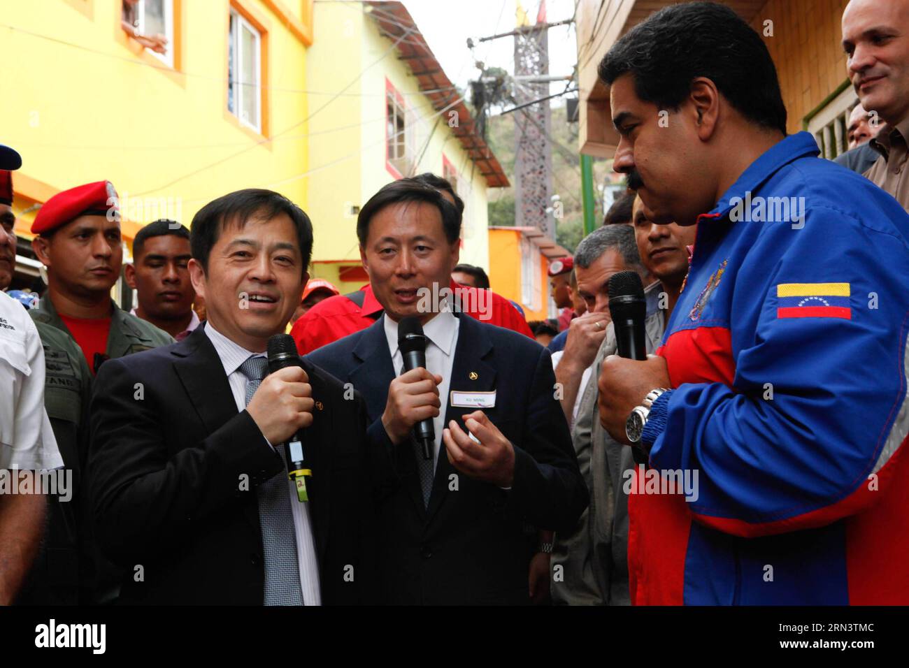 (150426) -- CARACAS, April 25, 2015 -- Image provided by shows Venezuelan President Nicolas Maduro (R) and the regional manager in Latin America of Chinese company Sany Heavy Industry Co. Ltd, Xu Ming (C), taking part in a tour in a slum in Caracas, Venezuela, on April 25, 2015. Venezuelan President Nicolas Maduro said Saturday the government will work with Chinese companies to build new housing units as part of an ambitious plan to provide homes for those without proper or adequate dwelling in the country.)(fnc) VENEZUELA-CARACAS-CHINA-POLITICS-MADURO VENEZUELA SxPRESIDENCY PUBLICATIONxNOTxIN Stock Photo