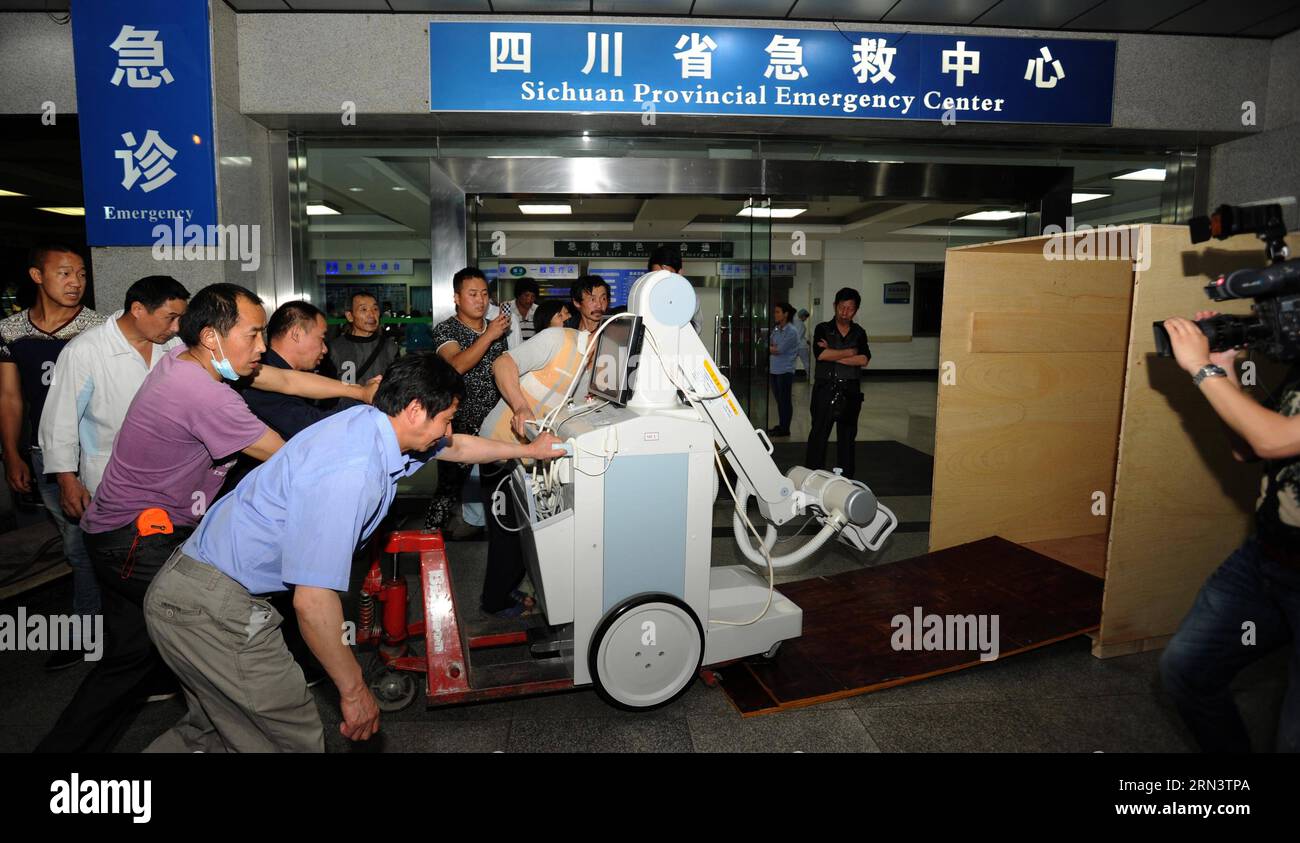 People transport a medical X-ray medicine from Sichuan Provincial Emergency Center in Chengdu, southwest China s Sichuan Province, April 26, 2015. A medical team departed from Chengdu to Nepal to help with relief work on early Monday morning. () (wf) CHINA-SICHUAN-NAPAL EARTHQUAKE-RESCUE TEAM(CN) Xinhua PUBLICATIONxNOTxINxCHN   Celebrities Transportation a Medical X Ray Medicine from Sichuan Provincial EMERGENCY Center in Chengdu Southwest China S Sichuan Province April 26 2015 a Medical Team Departed from Chengdu to Nepal to Help With Relief Work ON Early Monday Morning WF China Sichuan NAPAL Stock Photo