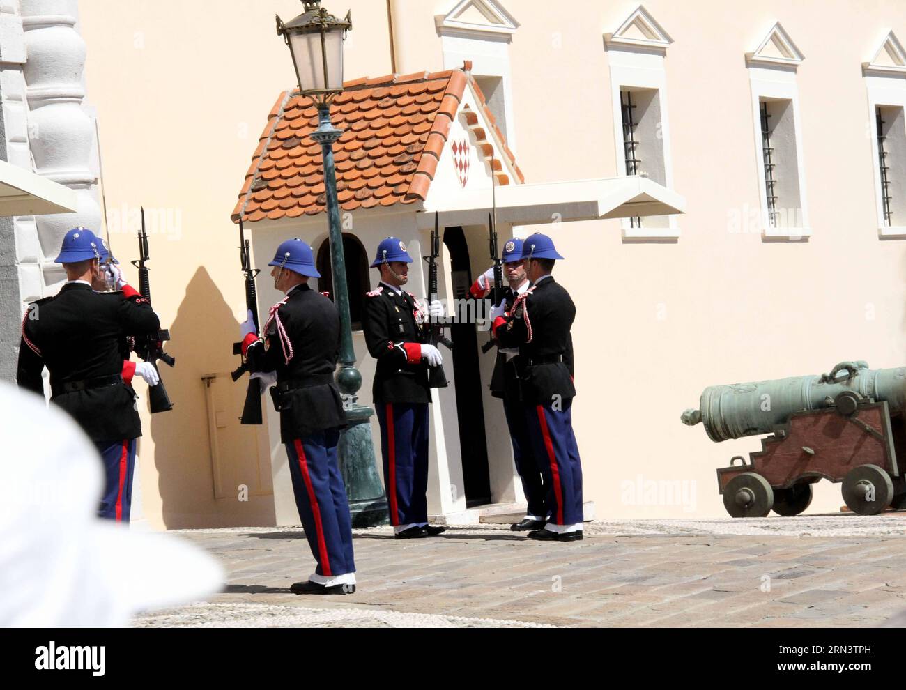 (150426) -- MONACO, April 26, 2015 -- Photo taken on April 23, 2015 shows the guard changing ceremony on the Palace Square of Monaco. The traditional guard changing ceremony of Monaco is held at 11:55 a.m. on the Palace Square everyday. ) MONACO-GUARD CHANGING CEREMONY ZhengxBin PUBLICATIONxNOTxINxCHN   Monaco April 26 2015 Photo Taken ON April 23 2015 Shows The Guard Changing Ceremony ON The Palace Square of Monaco The Traditional Guard Changing Ceremony of Monaco IS Hero AT 11 55 a M ON The Palace Square everyday Monaco Guard Changing Ceremony  PUBLICATIONxNOTxINxCHN Stock Photo