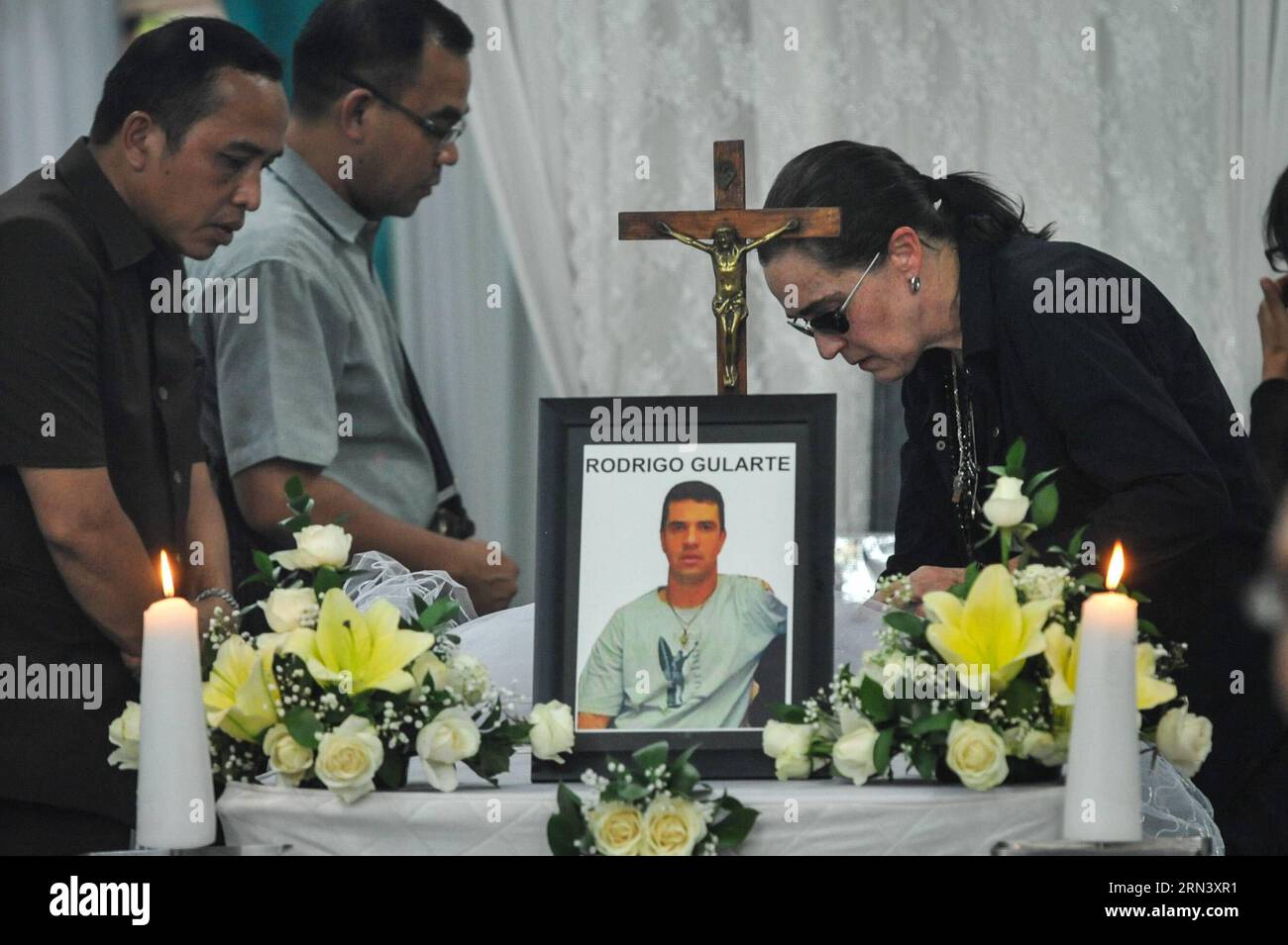 (150429) -- JAKARTA, April 29, 2015 -- Angelita Muxfedlt (R), A Cousin ...