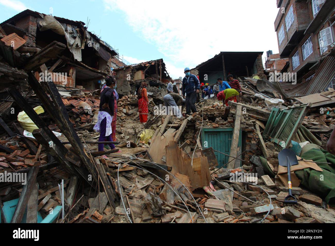 (150429) -- LALITPUR, April 29, 2015 -- People remove the debris after earthquake in Lalitpur, Nepal, April 29, 2015. The 7.9-magnitude quake hit Nepal at midday on Saturday. The death toll from the powerful earthquake has soared to 5,057 and a total of 10,915 others were injured. ) (djj) NEPAL-LALITPUR-EARTHQUAKE-AFTERMATH SunilxSharma PUBLICATIONxNOTxINxCHN   Lalitpur April 29 2015 Celebrities REMOVE The debris After Earthquake in Lalitpur Nepal April 29 2015 The 7 9 magnitude Quake Hit Nepal AT midday ON Saturday The Death toll from The Powerful Earthquake has soared to 5  and a total of 10 Stock Photo