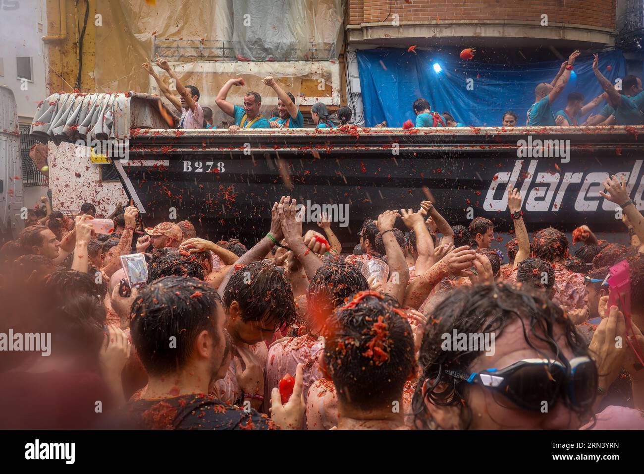 Valencia, Spain. 30th Aug, 2023. Dozens of tourists raise their hands