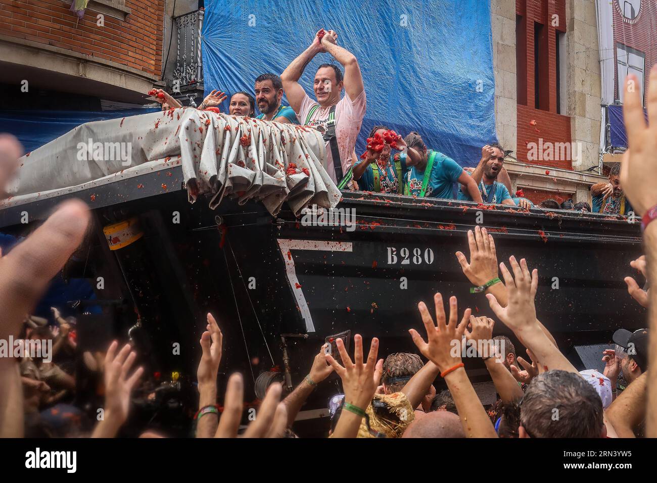 Valencia, Spain. 30th Aug, 2023. Dozens of tourists raise their hands