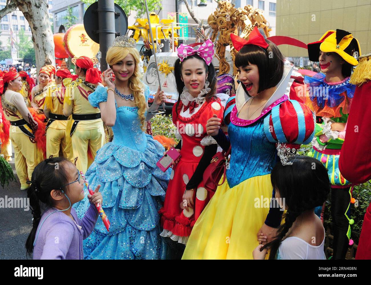 (150501) -- HANGZHOU, May 1, 2015 -- Performers in costumes talk with a girl in a parade during the 11th China International Cartoon & Animation Festival in Hangzhou, capital of east China s Zhejiang Province, May 1, 2015. ) (wyo) CHINA-HANGZHOU-ANIMATION FESTIVAL (CN) LianxGuoqing PUBLICATIONxNOTxINxCHN   Hangzhou May 1 2015 Performers in Costumes Talk With a Girl in a Parade during The 11th China International Cartoon & Animation Festival in Hangzhou Capital of East China S Zhejiang Province May 1 2015 wyo China Hangzhou Animation Festival CN  PUBLICATIONxNOTxINxCHN Stock Photo