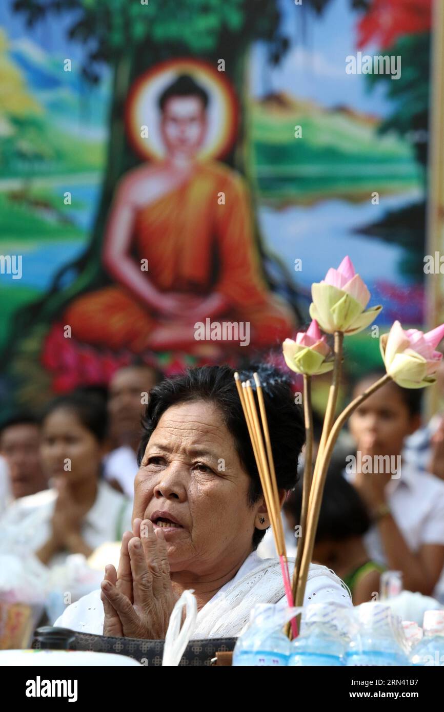 KULTUR Buddhisten feiern Vesakhfest (150502) -- KANDAL, May 2, 2015 -- A Cambodian Buddhist holder prays on the Visak Bochea Day in Kandal province, Cambodia, May 2, 2015. Cambodia on Saturday marked the Visak Bochea Day, which was held to commemorate the anniversary of the Lord Buddha s birth, enlightenment and death. )(azp) CAMBODIA-KANDAL-VISAK BOCHEA DAY Sovannara PUBLICATIONxNOTxINxCHN   Culture Buddhists celebrate   Kandal May 2 2015 a Cambodian Buddhist Holder prays ON The  Bochea Day in Kandal Province Cambodia May 2 2015 Cambodia ON Saturday marked The  Bochea Day Which what Hero to c Stock Photo