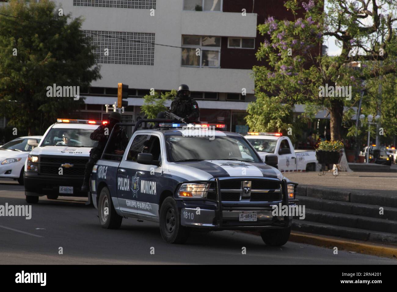 Policemen patrol a street after the violent acts on Friday in Guadalajara, Jalisco state, Mexico, on May 2, 2015. According to local press, At least seven people were killed and 19 others injured during an outbreak of violence early Friday in parts of Mexico s western state of Jalisco, where local government launched an operation against a drug cartel. Str) (da) MEXICO-JALISCO-SECURITY-VIOLENCE e STR PUBLICATIONxNOTxINxCHN   Policemen Patrol a Street After The Violent Acts ON Friday in Guadalajara Jalisco State Mexico ON May 2 2015 According to Local Press AT least Seven Celebrities Were KILLE Stock Photo
