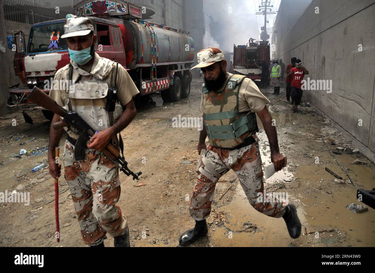 KARACHI, May 4, 2015 Pakistani rangers arrive at a garment factory