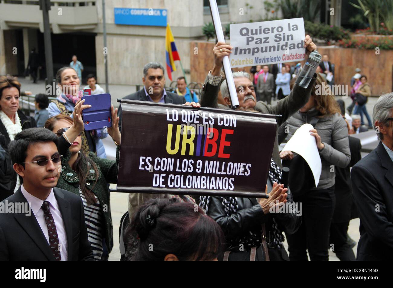 (150505) -- BOGOTA, May 5, 2015 -- Supporters of former Colombian President Alvaro Uribe participate in a meeting in front of the Supreme Court of Justice, in Bogota, Colombia, on May 5, 2015. According to the local press, Uribe testified before the Supreme Court in the framework of a research for his alleged links with a hacker that spied on the Colombian Government delegates and the Revolutionary Armed Forces of Colombia (FARC, for its acronym in Spanish) in the peace process with Cuba. German Enciso/COLPRENSA) (rtg) MANDATORY CREDIT NO SALES-NO ARCHIVES EDITORIAL USE ONLY COLOMBIA OUT COLOM Stock Photo