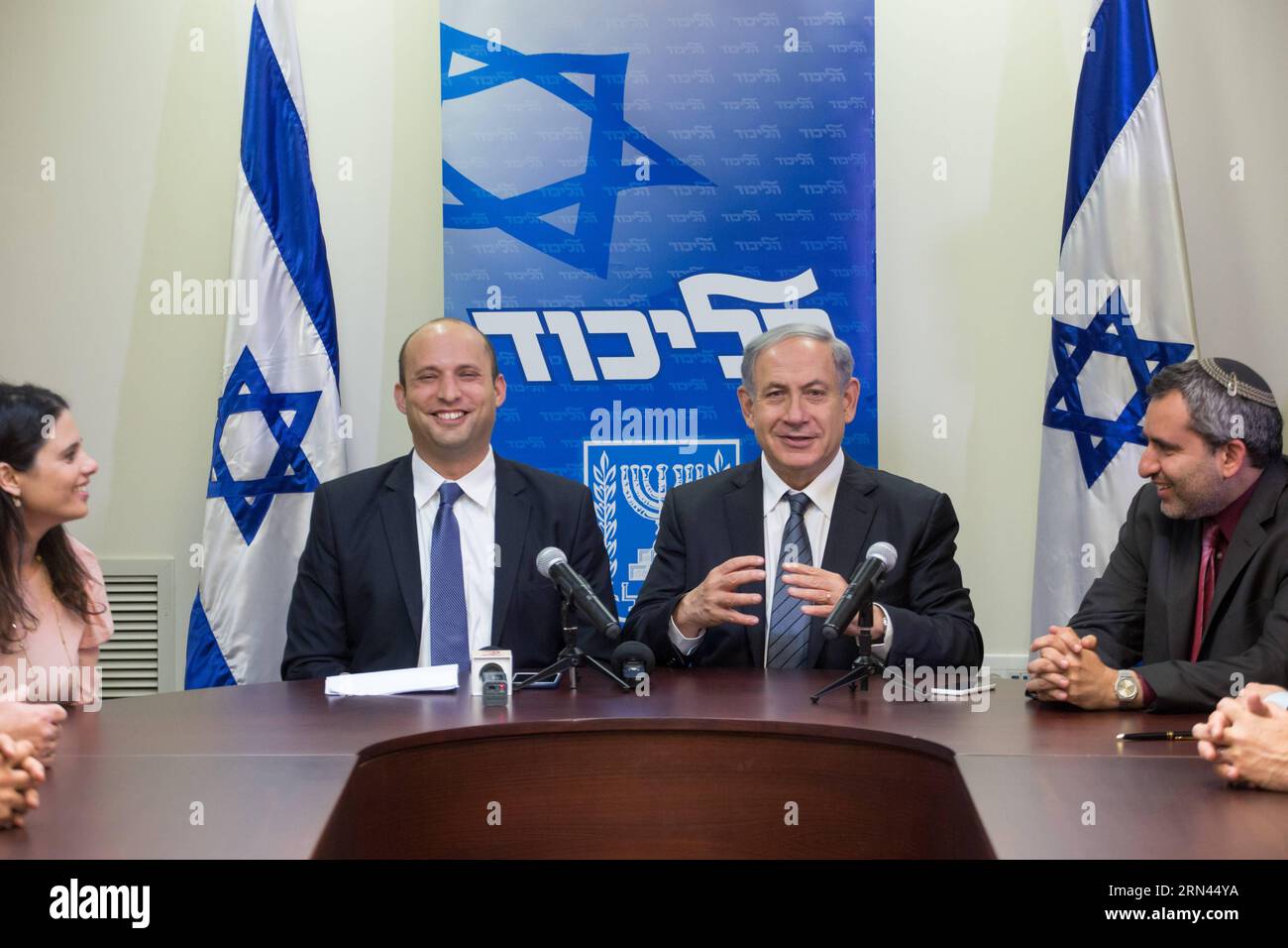 (150507) -- JERUSALEM, May 6, 2015 -- Israeli Prime Minister Benjamin Netanyahu (2nd R) and Jewish Home party leader Naftali Bennett (2nd L) hold a press conference in Jerusalem May 6, 2015. Benjamin Netanyahu managed to clinch a deal with the nationalist Jewish Home party late Wednesday night, securing a new ruling coalition with a tiny majority in the 120-member parliament. ) ISRAEL-NEW COALITION-PRESS CONFERENCE JINI PUBLICATIONxNOTxINxCHN   Jerusalem May 6 2015 Israeli Prime Ministers Benjamin Netanyahu 2nd r and Jewish Home Party Leader Naftali Bennett 2nd l Hold a Press Conference in Jer Stock Photo