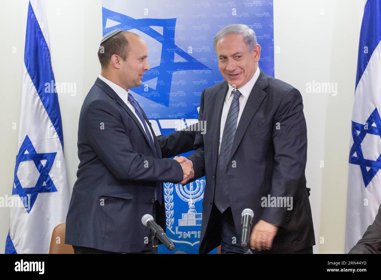 (150507) -- JERUSALEM, May 6, 2015 -- Israeli Prime Minister Benjamin Netanyahu (R) shakes hands with Jewish Home party leader Naftali Bennett at a press conference in Jerusalem May 6, 2015. Benjamin Netanyahu managed to clinch a deal with the nationalist Jewish Home party late Wednesday night, securing a new ruling coalition with a tiny majority in the 120-member parliament. ) ISRAEL-NEW COALITION-PRESS CONFERENCE JINI PUBLICATIONxNOTxINxCHN   Jerusalem May 6 2015 Israeli Prime Ministers Benjamin Netanyahu r Shakes Hands With Jewish Home Party Leader Naftali Bennett AT a Press Conference in J Stock Photo