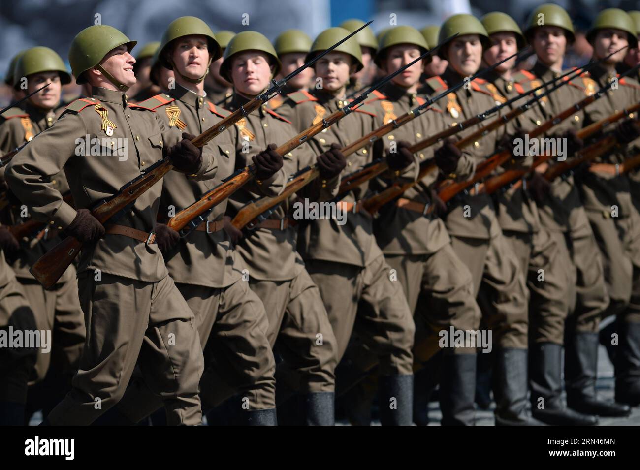 (150509) -- MOSCOW, May 9, 2015 -- Russian soldiers dressed in historical uniforms take part in the military parade marking the 70th anniversary of the victory in the Great Patriotic War in Moscow, Russia, May 9, 2015. )(wjq) RUSSIA-MOSCOW-VICTORY DAY PARADE PavelxBednyakov PUBLICATIONxNOTxINxCHN   Moscow May 9 2015 Russian Soldiers Dressed in Historical UNIFORMS Take Part in The Military Parade marking The 70th Anniversary of The Victory in The Great Patriotic was in Moscow Russia May 9 2015 wjq Russia Moscow Victory Day Parade PavelxBednyakov PUBLICATIONxNOTxINxCHN Stock Photo