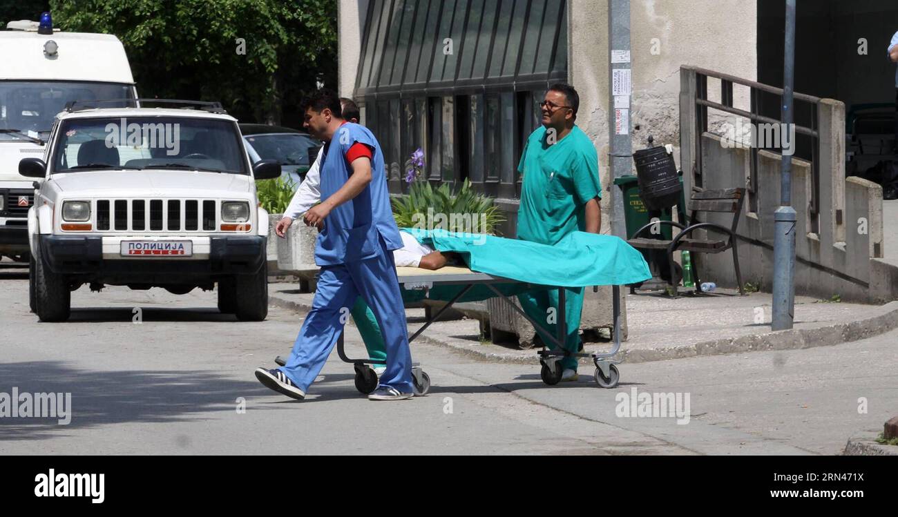 (150509) -- KUMANOVO, May 9, 2015 -- Medical workers transfer an injured resident to hospital in the town of Kumanovo in Macedon, May 9, 2015. Five Macedonian policemen were killed and more than 30 others injured in a major operation against armed group, Macedonian Interior Minister Gordana Jankuloska said Saturday evening. ) MACEDONIA-KUMANOVO-POLICE-OPERATION MIA PUBLICATIONxNOTxINxCHN   150509 Kumanovo May 9 2015 Medical Workers Transfer to Injured Resident to Hospital in The Town of Kumanovo in Macedon May 9 2015 Five Macedonian Policemen Were KILLED and More than 30 Others Injured in a Ma Stock Photo