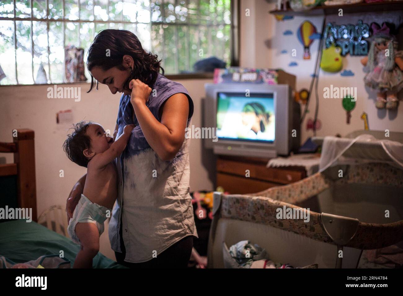 Andrea Romero (R) plays with her daughter Ananda in Caracas, capital of Venezuela, May 9, 2015, the eve of the Mother s Day. Andrea Romero, a makeup technician and visual editor who gave birth to Ananda at 21, is fully dedicated to her daughter. Boris Vergara) VENEZUELA-CARACAS-MOTHER S DAY e BorisxVergara PUBLICATIONxNOTxINxCHN   Andrea Romero r PLAYS With her Daughter Ananda in Caracas Capital of Venezuela May 9 2015 The Eve of The Mother S Day Andrea Romero a Makeup Technician and Visual Editor Who Gave Birth to Ananda AT 21 IS FULLY dedicated to her Daughter Boris Vergara Venezuela Caracas Stock Photo