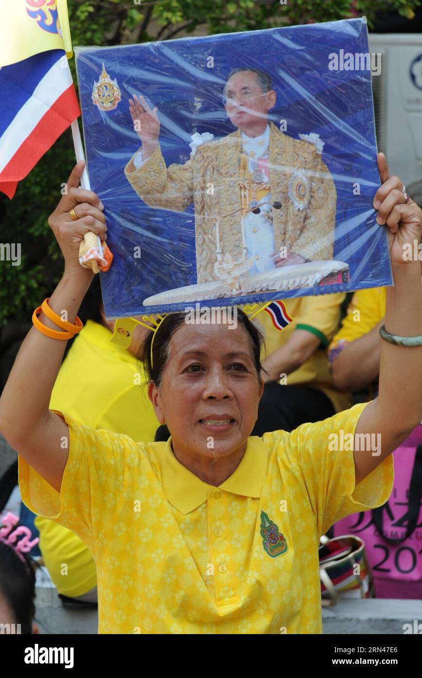 (150510) -- BANGKOK, May 10, 2015 -- A Thai woman holds a portrait of Thai King Bhumibol Adulyadej as he leaves Siriraj Hospital to return to his seaside palace, in Bangkok, capital of Thailand, on May 10, 2015. Thai King Bhumibol Adulyadej, the world s longest reigning monarch, and his Queen Sirikit left the hospital to return to Klai Kangwon Palace in Hua Hin district in Prachuap Khiri Khan province, the Royal Household Bureau announced. ) THAILAND-BANGKOK-THAI KING-SIRIRAJ HOSPITAL-LEAVING RachenxSageamsak PUBLICATIONxNOTxINxCHN   150 510 Bangkok May 10 2015 a Thai Woman holds a Portrait of Stock Photo