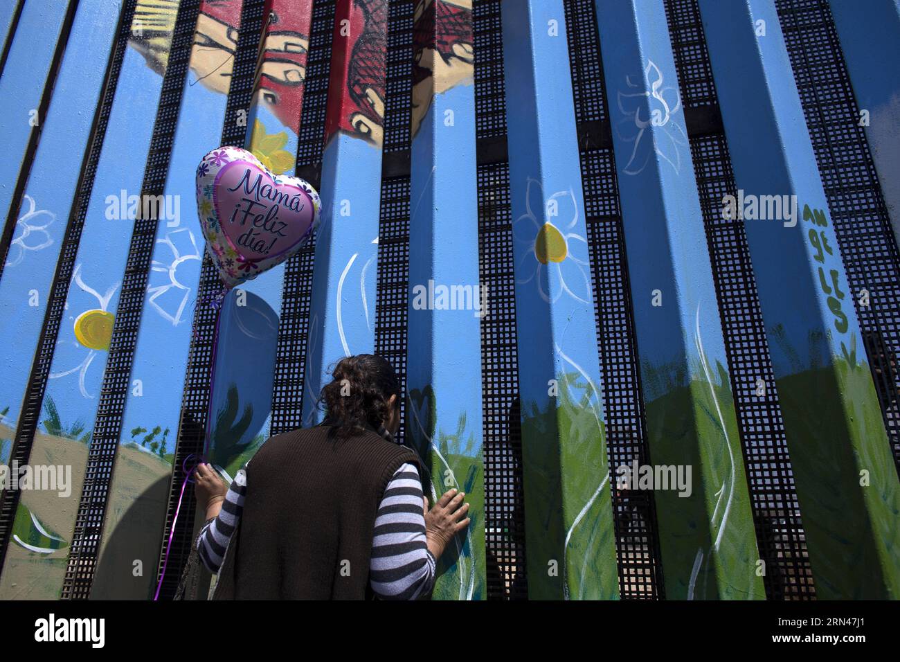 Irma Estela Garcia talks with her daughter Estela Cabrera through the border fence, during a celebration in the context of Mother s Day organized by Border Angels and Dreamers Moms, in the Friendship Park located in the border between Mexico and the U.S., in Tijuana city, northwest of Mexico, on May 10, 2015. Guillermo Arias) (da) MEXICO-TIJUANA-SOCIETY-MOTHER S DAY e GUILLERMOxARIAS PUBLICATIONxNOTxINxCHN   Irma Estela Garcia Talks With her Daughter Estela Cabrera Through The Border Fence during a Celebration in The Context of Mother S Day Organized by Border Angels and Dreamers Moms in The f Stock Photo