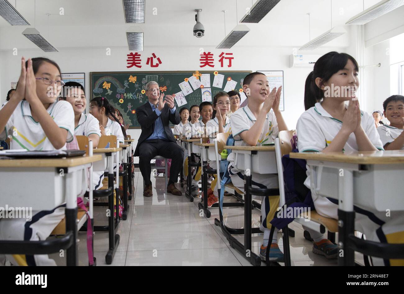 (150512) -- BEIJING, May 12, 2015 -- Tim Cook(C), CEO of Apple Inc., attends an oral English lesson at the Primary School attached to Communication University of China in Beijing, capital of China, May 12, 2015. Tim Cook visited the Primary School attached to Communication University of China on Tuesday. ) (yxb) CHINA-BEIJING-APPLE CEO-PRIMARY SCHOOL-VISIT(CN) LixMing PUBLICATIONxNOTxINxCHN   150512 Beijing May 12 2015 Tim Cook C CEO of Apple INC Attends to oral English Lesson AT The Primary School Attached to Communication University of China in Beijing Capital of China May 12 2015 Tim Cook v Stock Photo