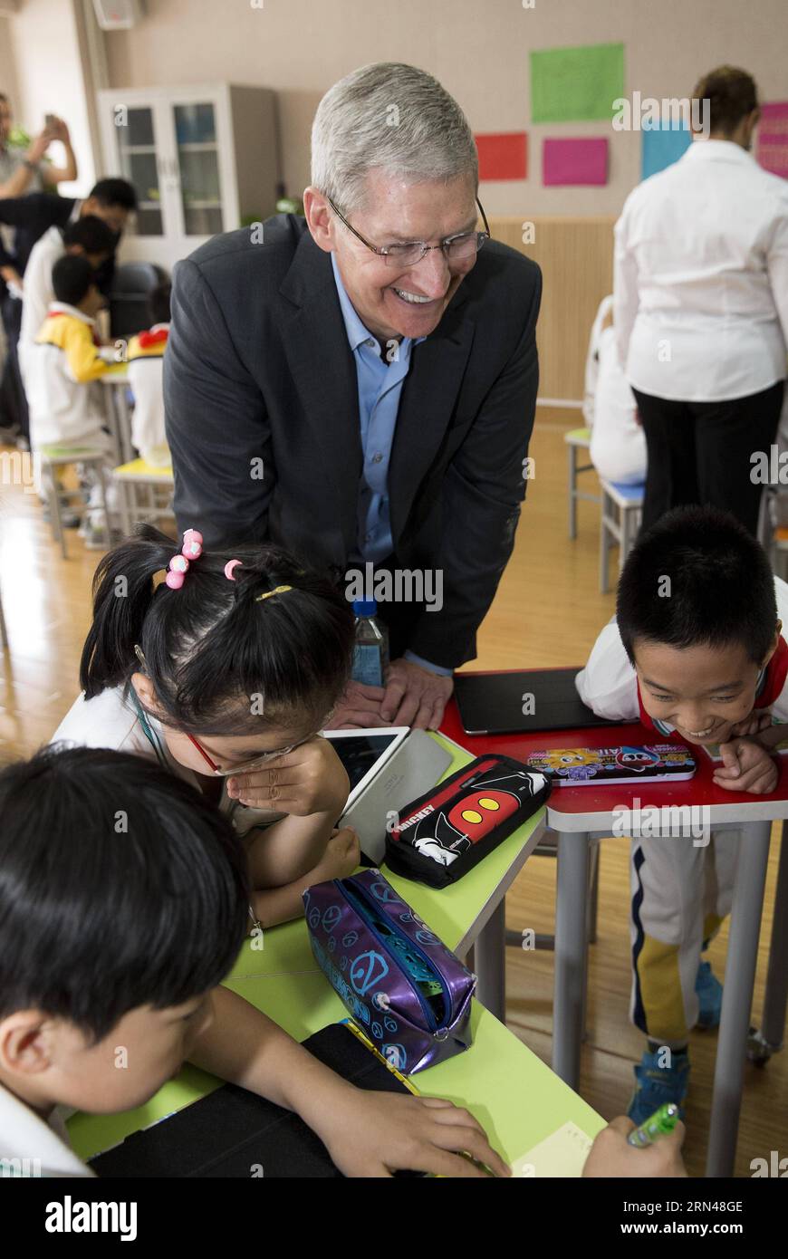 (150512) -- BEIJING, May 12, 2015 -- Tim Cook, CEO of Apple Inc., attends a lesson at the Primary School attached to Communication University of China in Beijing, capital of China, May 12, 2015. Tim Cook visited the Primary School attached to Communication University of China on Tuesday. ) (yxb) CHINA-BEIJING-APPLE CEO-PRIMARY SCHOOL-VISIT(CN) LixMing PUBLICATIONxNOTxINxCHN   150512 Beijing May 12 2015 Tim Cook CEO of Apple INC Attends a Lesson AT The Primary School Attached to Communication University of China in Beijing Capital of China May 12 2015 Tim Cook visited The Primary School Attache Stock Photo