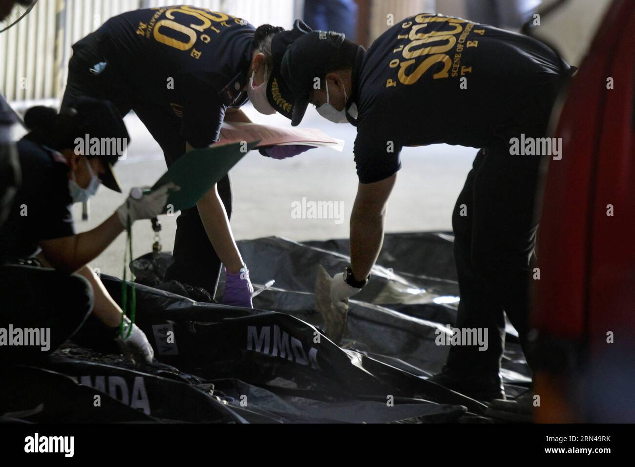 AKTUELLES ZEITGESCHEHEN Brand in Schuhfabrik nahe Manila, Philippinen (150514) -- VALENZUELA CITY, May 14, 2015 -- Members of the Philippine National Police s Scene-of the-Crime Operatives (PNP-SOCO) inspect one of the bodies of the employees who were killed in a warehouse fire in Valenzuela City, the Philippines, May 14, 2015. Death toll has risen to 72 in a fire that occurred Wednesday noon at a sandals factory in Valenzuela city of Metro Manila, the Philippines, said a senior government official Thursday. ) (zjy) PHILIPPINES-VALENZUELA CITY-FIRE RouellexUmali PUBLICATIONxNOTxINxCHN   News C Stock Photo